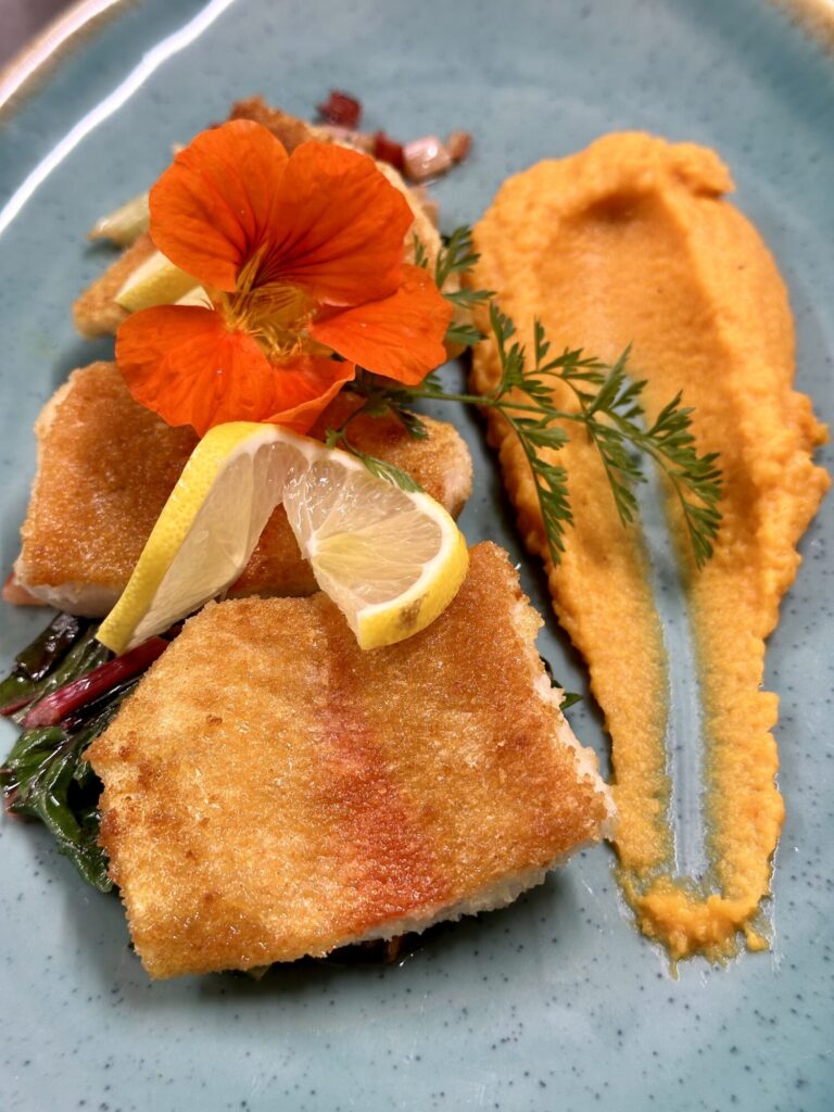 Goldforelle mit Püree und Kapuzinerkresse